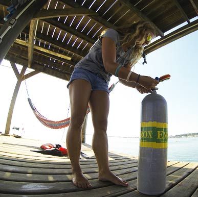 Girl analyzing a nitrox tank 