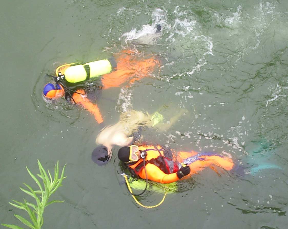 2 PS divers recover body